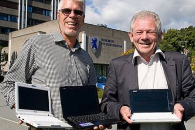 Prosjektleder Bjørn Venn (til v.) fra Buskerud fylkeskommune og fylkesutdanningssjef Jan-Helge Atterås opplever suksess med utprøvingen av netbooks i skolen. (Foto: CC, Martin Bekkelund, Friprogsenteret)