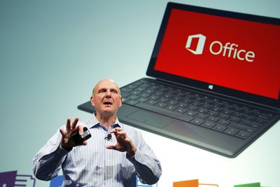 Ingen kan si noe på selvtilliten til Microsoft, som i går presenterte prisene på sitt nye nettbrett. På bildet presenterer Steve Ballmer Office og Surface på et arrangement tidligere i år. 