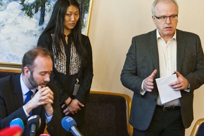 Næringminister Trond Giske (tv) måtte stå skolerett for å forklare kollapsen i Altinn. Bildet er fra pressekonferansen der informasjonssjef Anne Cecilie Lund og ekspedisjonssjef Morten Berg  (t.h) også stilte opp. Sistnevte har vært dypt involvert med Altinn-problemene det siste døgnet. 