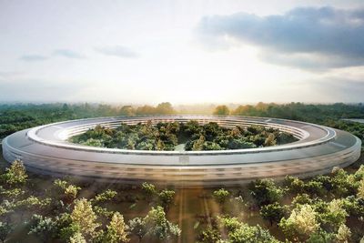 Apple har mer enn nok kontanter, selv etter å ha bygget sitt nye hovedkvarter (bilde) i California. Etter massivt press fra selskapets aksjonærer har nå toppsjef Tim Cook startet et utbytte- og tilbakekjøpsprogram. De neste tre årene skal selskapet betale ut 45 milliarder dollar. 