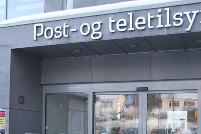 Post- og teletilsynet, her representert ved inngangspartiet ved kontoret i Lillesand i fjor vinter, vil ikke tillate Tele2 å finansiere et landsdekkende mobilnett ved bruk av økte termineringspriser. 