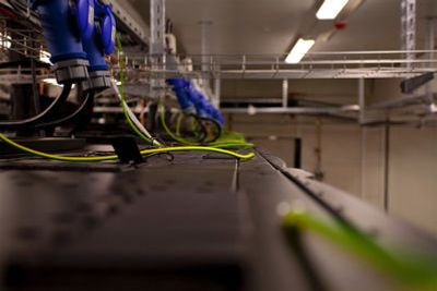 Over hvert rackskap er det to strømuttak, på hver sin kurs. Selve datasenteret er utstyrt med infrastruktur fra APC levert av Dell og NTC Services.