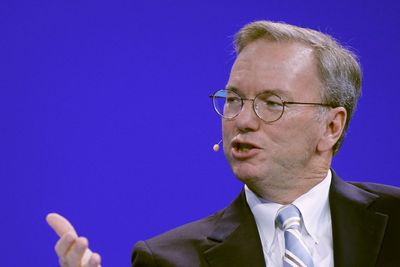 Eric Schmidt, styreleder i Google, må onsdag overbeviste amerikanske senatorer at selskapet han leder ikke misbruker sin dominerende posisjon. 