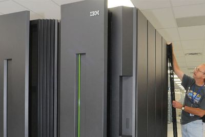 IBM, som solgte ut pc-divisjonen sin for åtte år siden, selger fortsatt stormaskiner (avbildet) og servere, men veksten i selskapet er representert ved programvare og nettskyen.