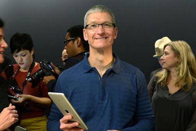 Tim Cook poserer for fotografene med den nye iPad Mini etter lanseringen i slutten av oktober. Tre dager etter at den ble tilgjengelig for salg er den nå utsolgt.