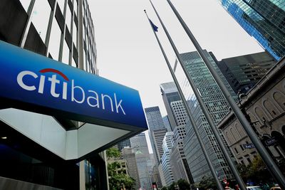 Den amerikanske storbanken Citigroup har fått 2 millioner dollar i bot og sparket en av sin mest anerkjente teknologi- og internettanalytiker i kjølvannet av børsnoteringen av Facebook tidligere i år. 