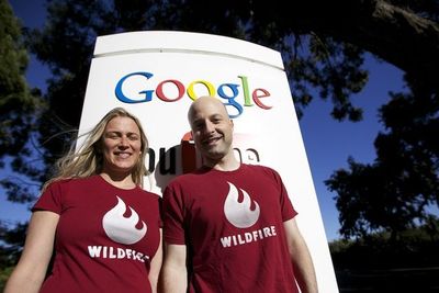 Wildfire-gründerne Victoria Ransom og Alain Chuard poserer fremfor Google-skiltet utenfor søkegigantens hovedkontor. Selskapet de startet opp i 2008 skal ha blitt solgt for 1,5 milliarder kroner. 