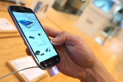 Apple mener Samsungs telefoner ikke bare er en ren kopi av deres iPhone. Nå krever de 2,5 milliarder dollar i erstatning og salgsforbud i USA. Samsung mener Apple ikke kan hevde monopol på et rektangel. De to selskapene prosederer saken for en jury i San Jose, California. Rettsaken er ventet å strekke seg ut hele august.På bildet er Samsungs nye storselger, Galaxy S III.