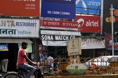 Telenors eventyr i India har så langt vært preget av sterk kundevekst, men regulatoriske problemer har gjort det til en katastrofe. På bildet reklamerer en rekke operatører, blant annet Telenoreide Uninor, til markedet i Mumbai. 