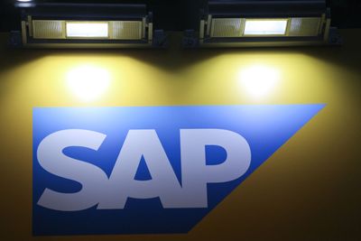 SAP leverer meget sterke resultater og kraftig vekst i årets andre kvartal - selv om verdensøkonomien seiler i tung motvind. Sterk etterspørsel etter raske analyseløsninger og skytjenester er med å drive opp resultatet. 