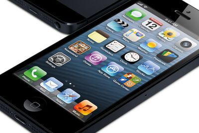iPhone 5 bidrar til betydelig økte markedsandeler for Apple i fjerde kvartal av 2012, men ikke helt på nivå med det som ble oppnådd i samme kvartal i 2011.
