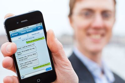 Få med deg at alle som er med i gruppen kan svare til samtlige, men blir bare belastet for én SMS, sier gründer Martin Jacobson i SMSgruppe.