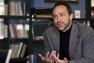 Wikipedia-grunnlegger Jimmy Wales har grunn til å glede deg. Hele 7,5 millioner dollar fra brukerne redder driften i 2010.