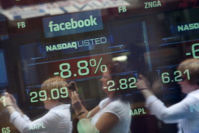 Facebook falt videre på Nasdaq-børsen tirsdag. Siden selskapet ble børsnotert i midten av mai har nesten en fjerdedel av verdien blitt barbert vekk. Bildet er tatt tirsdag formiddag utenfor Nasdaqs kontorer i New York. 