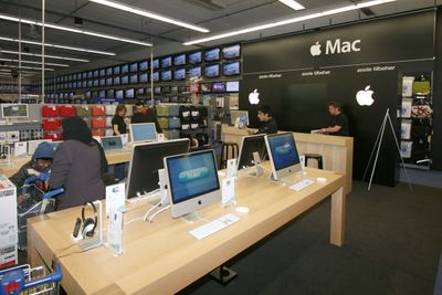 Halvparten av de ansatte i Apple jobber i butikker. I Norge er de kun representert gjennom Apple-butikken inne på Elkjøp Megastore på Lørenskog.