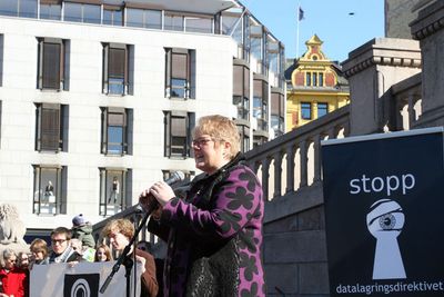 Før Datalagringsdirektivet ble vedtatt i april 2011 var det store protester. Nå er direktivet igjen utsatt og vil først bli innført i slutten av året. Men regjeringen vil ikke love noe. 