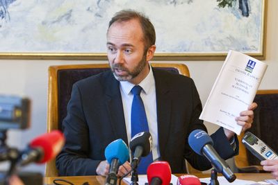 Næringsminister Trond Giske vil gi Altinn 100 millioner ekstra neste år. Det skal sørge for at tjenesten ikke kollapser når folket skal sjekke selvangivelsen og sørge for en rekke nye tjenester. 