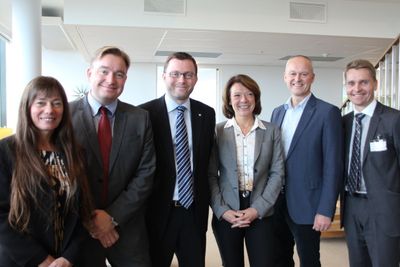 Lefdal Mine og Entra Eiendom har funnet sammen. Det ble presentert på en pressekonferanse tirsdag. Tilstede var blant annet (fra venstre) Ingvild Myhre (styremedlem i Lefdal Mine), Sindre Kvalheim (Ledfal Mine), Rune Olsø (Adm. direktør Entra Eiendom), Anne Harris (Entra Eiendom), Bjørn Holm (Entra Eiendom) og Jørn Skaane (Adm. direktør Lefdal Mine). 