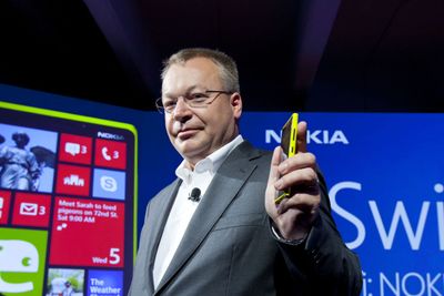 Stephen Elop viste fornøyd frem Nokias nye flaggskip under en pressekonferanse på sensommeren. Meglerhuset Pareto anbefaler nå investorer å kjøpe aksjer i selskapet før de fremlegger tall for tredje kvartal.