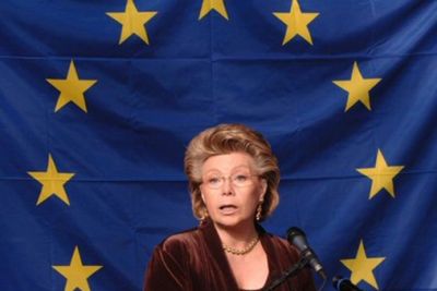 EU-kommissær Viviane Reding refser norske og europeiske teleoperatører. Nå blir det regulering av makspriser.