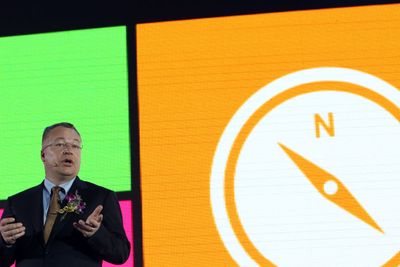 Tiden er iferd med å renne ut for toppsjef Stephen Elop (bildet) og Nokia. Selskapets taper store penger og bruker stadig mer av kapitalen som er opptjent den gangen Nokia hadde mobilmarkedet i sin hule hånd.