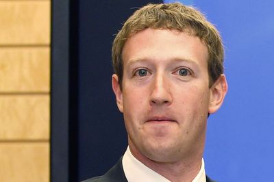 Mark Zuckerberg har all grunn til å være fornøyd. 28-åringen har gått forbi Larry Page og Sergei Brin på listen over de rikeste i verden og han har rundt 100 milliarder kroner til å kjøpe opp eller investere for. 