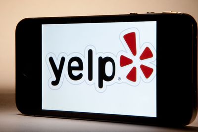 Den amerikanske nettjenesten Yelp etablerer seg i Norge. Selskapet gikk på børs tidligere i år og tjener pengene på lokale annonsører. 