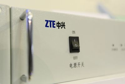 ZTE er kinas nest største produsent av telekommunikasjons-utstyr. Nå beskyldes selskapet, og deres kinesiske konkurrent Huawei, for å dumpe prisene i det europeiske markedet. 