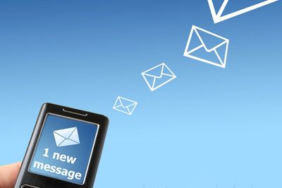 Ifølge ITU ble det sendt 6,1 billioner SMS-er globalt i 2010.