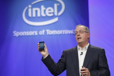 Intel leverer sterke tall, selv om de ikke er spesielt tungt tilstede innen mobile enheter. Her er Intels toppsjef, Paul Otellini, på en utviklerkonferanse i USA fra september i år.  