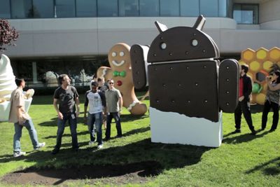 Statuen for Ice Cream Sandwich-utgaven av Android ble stilt opp ved Googleplex denne uken.