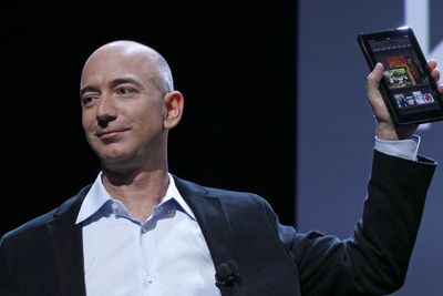 Kindle Fire ser ut til å bli en suksess, skal man tro lekkasjer fra Amazon. Her blir nettbrettet vist frem av Amazon-sjef Jeff Bezos. Bildet er fra lanseringen 28. september i år. 