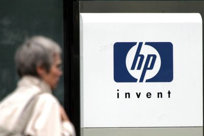 Hewlett-Packard har engasjert investeringsbanken Goldman Sachs for å beskytte seg mot aggressive investorer som kan bryte opp selskapet.