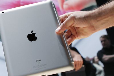 En Apple-ansatt viser fram nye iPad som ble presentert i San Francisco onsdag denne uken.