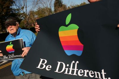 Apple har fått mye kritikk på grunn av harde arbeidsvilkår hos selskapets underleverandører. Spørsmålet er om selskapets egne tall over hvor mange arbeidsplasser de står bak i USA vil dempe kritikken. Bildet er fra en demonstrasjon mot selskapet da de holdt generalforsamling i februar. 