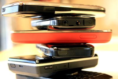En spørreundersøkelse tyder på at det er 8,3 millioner ubrukte mobiltelefoner i Norge. Aksjonen til Telenor og Norsk idrettsforbund håper å samle inn 230 000 av dem.