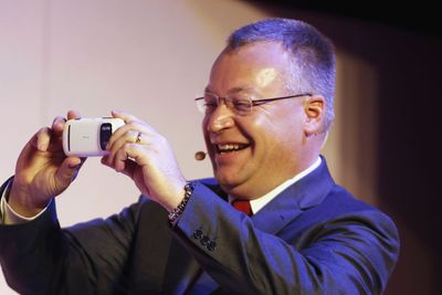 Stephen Elop, Nokias toppsjef, viste stolt frem selskapets nyeste kameratelefon på en stor mobilmesse i Barcelona denne uken. Men investorene hadde ikke like god grunn til å trekke på smilebåndet. 