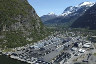 Aluminiums-giganten Norsk Hydro forlenger en avtale med EDB Ergogroup om utvikling og drift av selskapets applikasjon for råvareinnkjøp. Bildet er fra Hydros anlegg på Sunndal. 