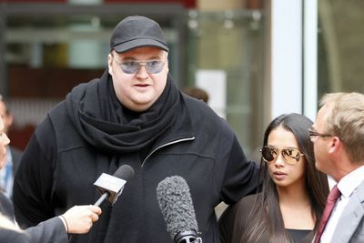 Kim Dotcom, den eksentriske gründeren bak Megaupload, risikerer å sone lenge i amerikanske fengsler dersom han blir utlevert fra New Zealand. Torsdag lot han seg intervjue av mediene etter å ha blitt løslatt mot kausjon. 