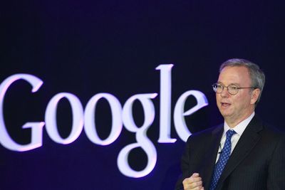 Googles styreleder, Eric Schmidt, har sørget for å minimere skattebyrden fra inntektene tjener i Europa. Men nå har nasjoner som Frankrike, Tyskland og Storbritannia gått lei. De vil ha endringer i hvordan multinasjonale selskaper kan sno seg i det avanserte skattesystemet. 