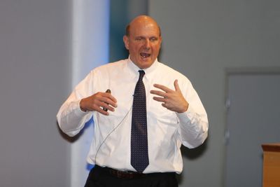 Microsoft-sjef Steve Ballmer sier at han ikke lengre er interessert i Yahoo, men det er det få som tror på. Nå som Yahoo-gründer Jerry Yang går av åpner det for at Microsoft kan gjøre et nytt oppkjøpsforsøk, men trolig til en mye bedre pris.