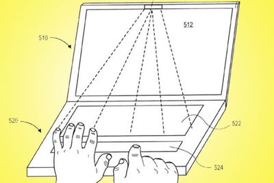 En optisk sensor i skjermens overkant merker seg hvor hendene er plassert i forhold til tastaturet, og justerer følsomheten på den langstrakte styreflaten (524) slik at høyrehånds pekefinger styrer markøren, uavheng av hvordan flaten berøres av venstre hånd.