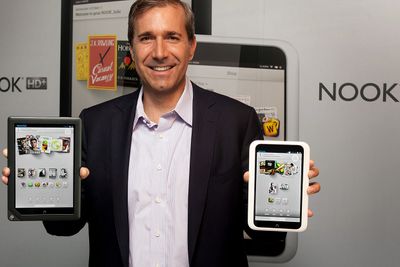 TØFF KONKURRANSE: Barnes & Noble-direktør William Lynch viser her stolt fram Nook HD+ og Nook HD, to nettbrett selskapet lanserte høsten 2012. Bokgiganten tilbyr også e-ink-baserte lesebrett. Kanskje sikter de nå mot en fremtid som ren innholdsleverandør?