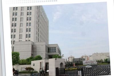 Denne høyblokka i Shanghai huser en av verdens mest avanserte avdelinger for kyberkrigføring og spionasje, ifølge Mandiant. Anlegget ble oppført i 2007 med drøyt 12.000 kvadratmeter fordelt på 12 etasjer. Av bildet ser vi at inngangen er bevoktet av kinesiske militære.