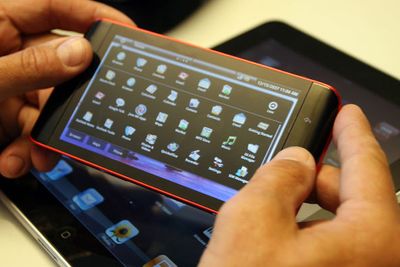 Dell Streak er en diger smartmobil. Som nettfjøl blir den derimot litt liten. Her sammenlignet med en iPad.