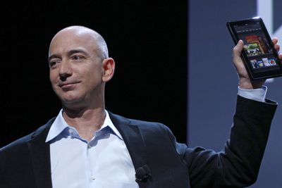 Resultatene til Amazon skuffet stort i fjerde kvartal, selv om selskapet har solgt svært mange Kindle Fire-nettbrett. Her poserer selskapets toppsjef og gründer, Jeff Bezos, med selskapets nettbrett under lanseringen i fjor høst.