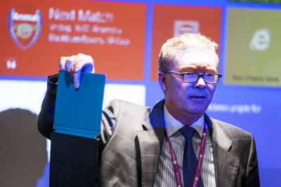 Endelig i Norge: Surface RT. Windows-direktør Christian Almskog demonstrer her brettet inkludert tastaturet, som er tilleggsutstyr.