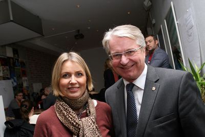 Finansbyråd Kristin Vinje og ordfører Fabian Stang, her fra det første møtet med ungdommene i forkant av helgens app-konkurranse. Bak til høyre skimter vi Fredrik Syversen fra IKT-Norge, som er medarrangør.