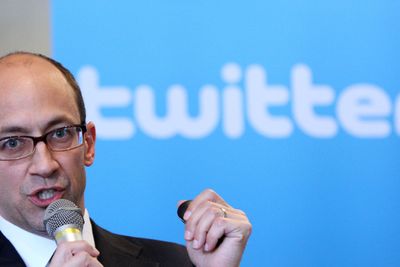 Twitters toppsjef, Dick Costolo, er forventet å ta selskapet på børs i løpet av 2013. Da kan inntekter fra netthandel komme svært godt med. 