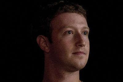 Facebook skal innlemmes som en nøkkelferdig del av billige smarttelefoner. Slik skal Mark Zuckerberg og Co. jakte på sin neste milliard brukere.